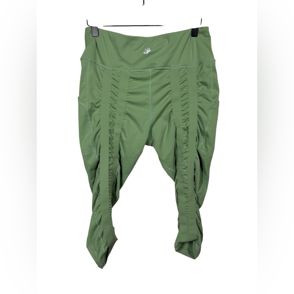 Seamless High-Waist Capri Leggings in Sage Green - Picture 5 of 11